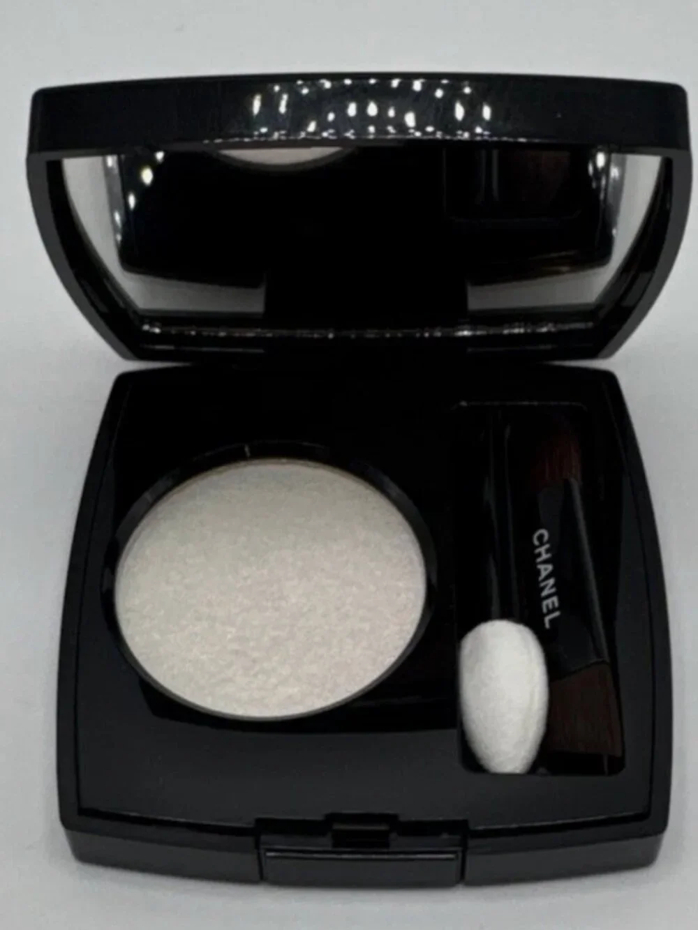 Chanel Ombre Essentielle Multi-Use Eye Top Coat ~ 220 BLANC PERLE ~ Satin Finish